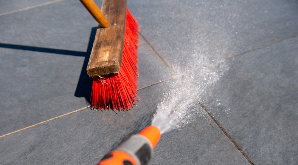 tuintegels reinigen met schoonmaakazijn