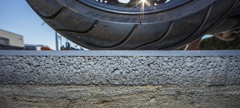Keramische tegels op de oprit van GeoCeramica