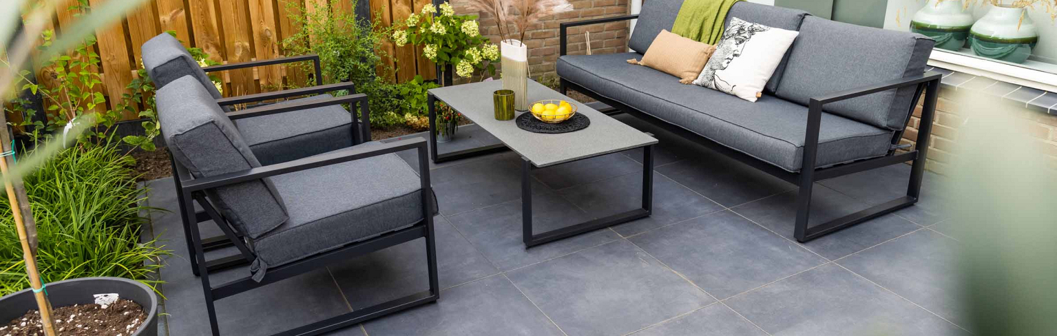 GeoCeramica Flow Black in industriële tuin