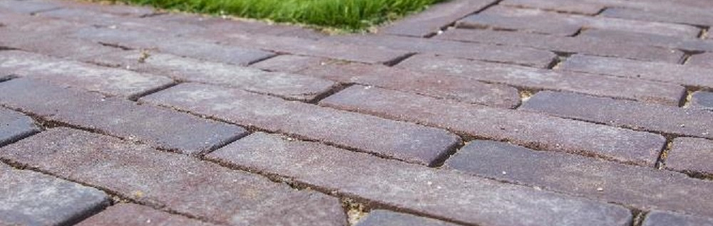 klinkers bij landelijke tuin
