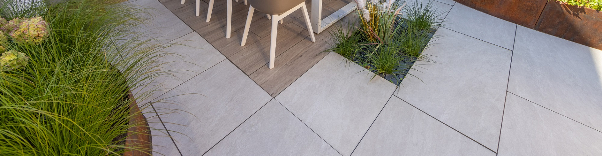 tuin met houtlook tuintegels