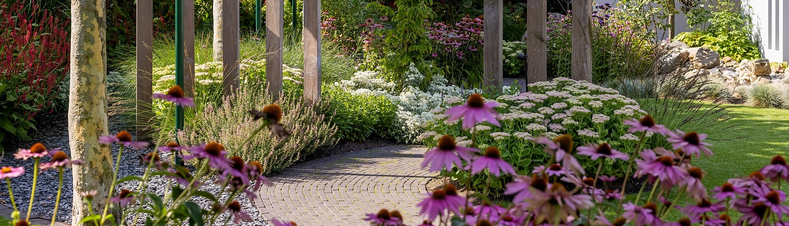 natuurlijke tuin met klinkers