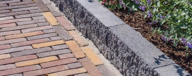 klinkerpad in landelijke tuin