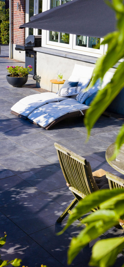 moderne tuin met keramische tegels