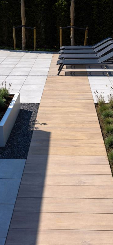Ibiza tuin met houtlook tegels