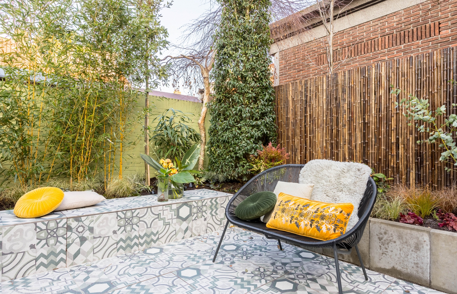 tuintegels met moaziek in mediterrane tuin