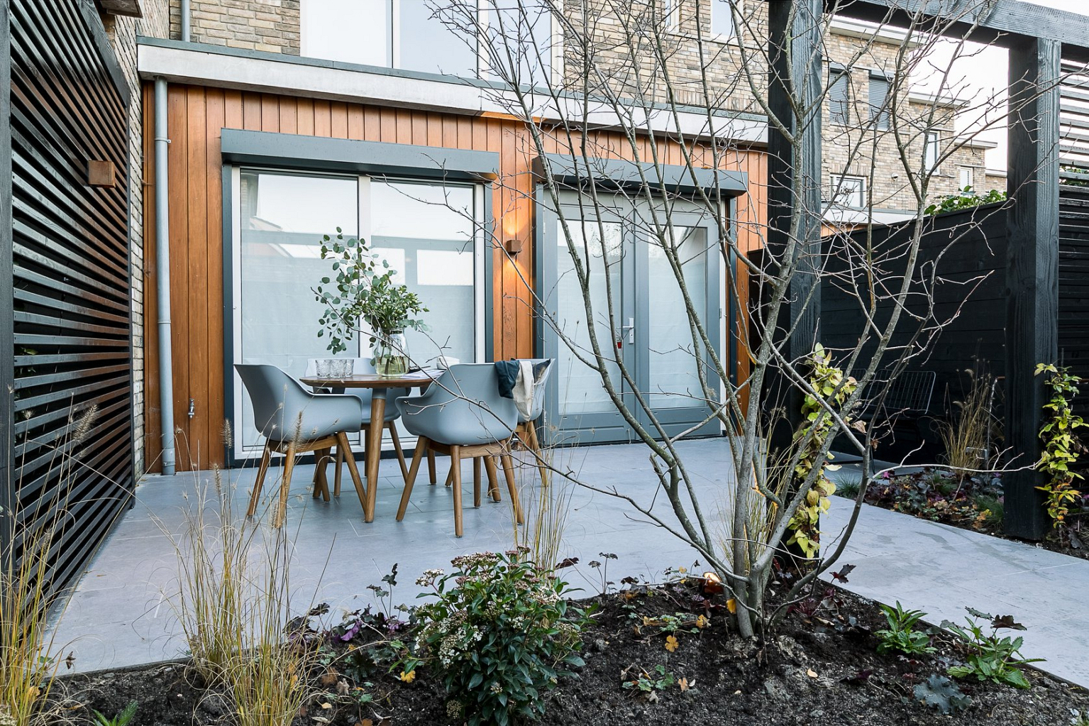 Industriële tuin met grijze tegels