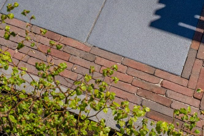 tegels en klinkers in landelijke tuin