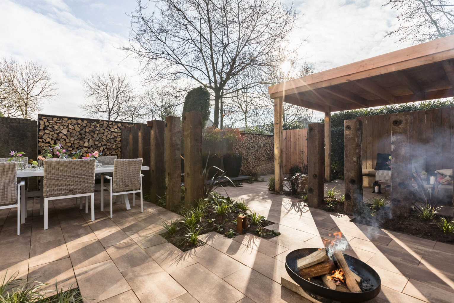 mediterrane tuin met beige tegels