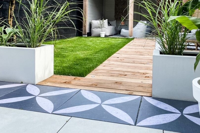 Ibiza tuin met tuintegels motief bloem