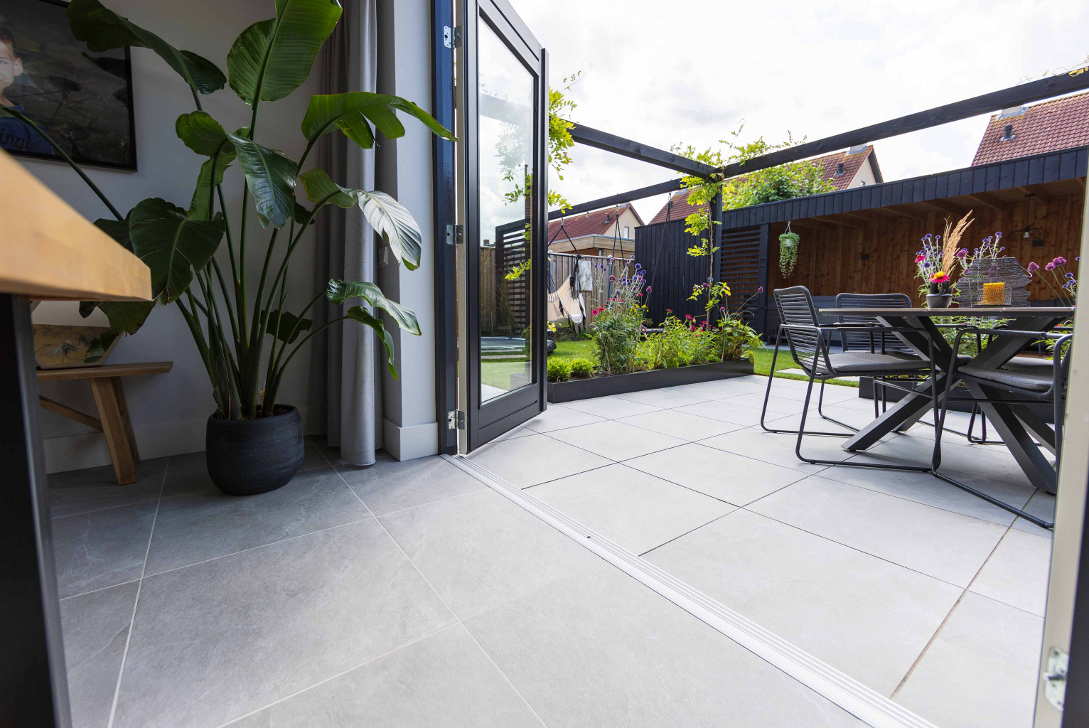 GeoCeramica Motion in een industriële tuin