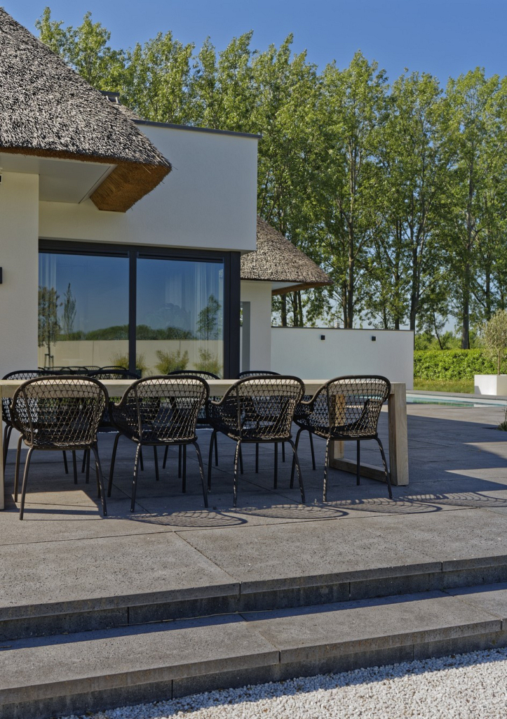 modern terras van Schellevis tegels