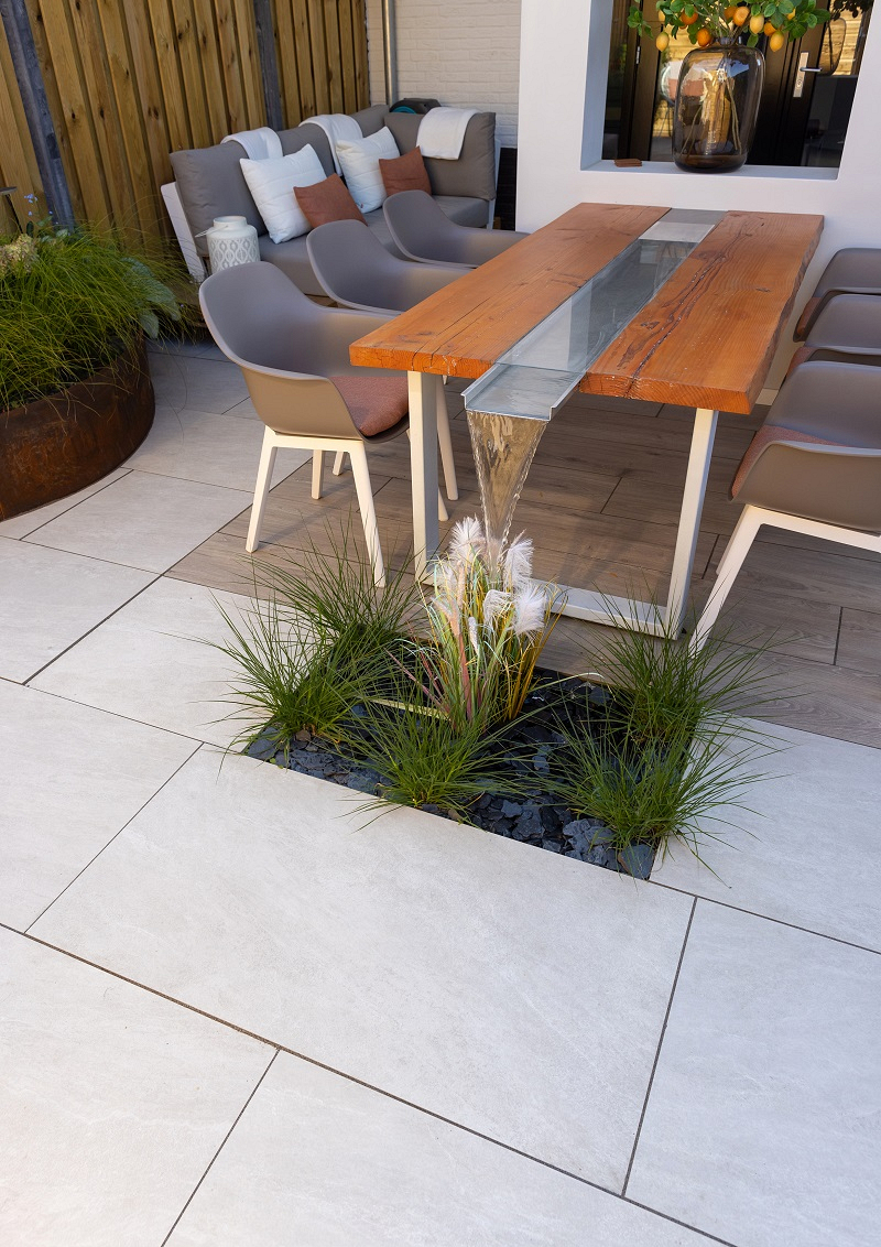 Ibiza tuin met houtlook