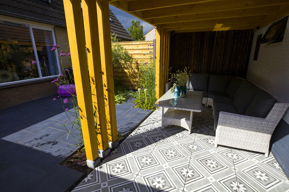 mozaïek tuintegels onder veranda