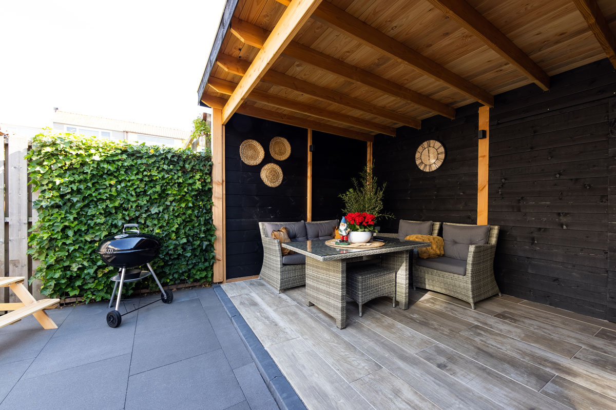 houtlook tuintegels onder veranda