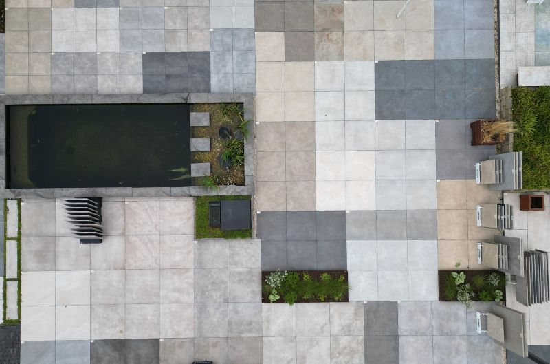 dronefoto-showtuin-beton-en-keramische tegels
