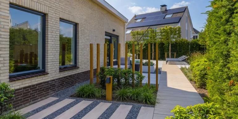 warme keramische tegels in tuin
