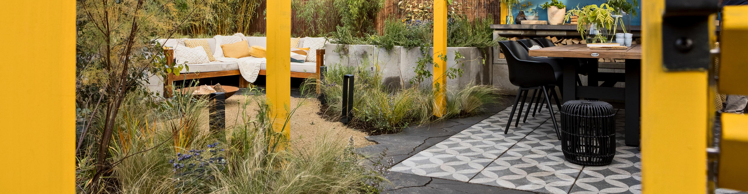 mediterrane tuin met GeoArdesia en motief tuintegels