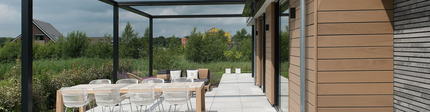 moderne tuin met keramische tegels