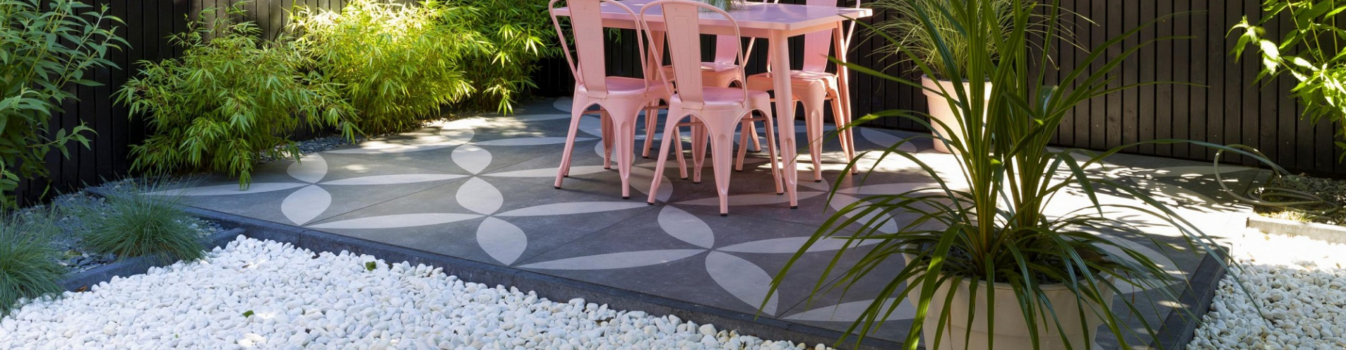 Ibiza tuin met tuintegels bloem