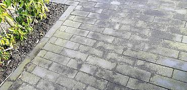 Last van groene aanslag op je tuintegels?