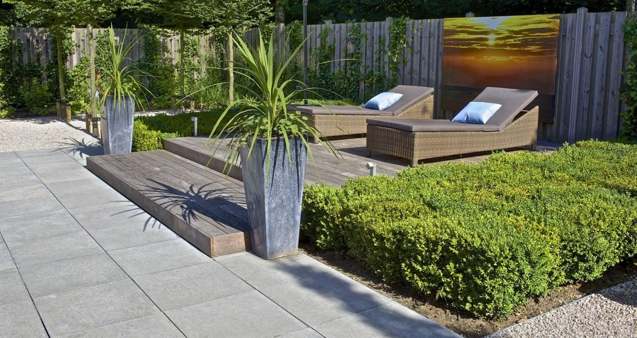 Terras met betontegels