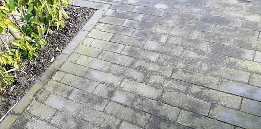 hoe krijg je groene aanslag van tegels