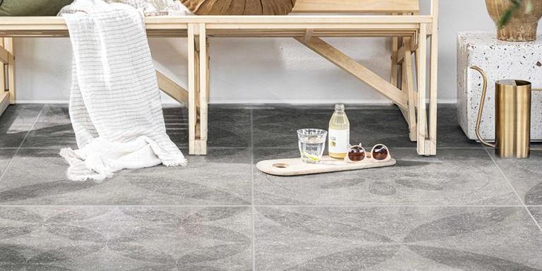 Solostone vtwonen Decoren Hormigon Flower Antracite 70x70x3,2 cm