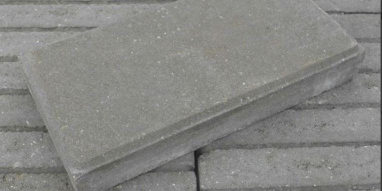 Tegel 15x30x4,5 cm grijs met deklaag