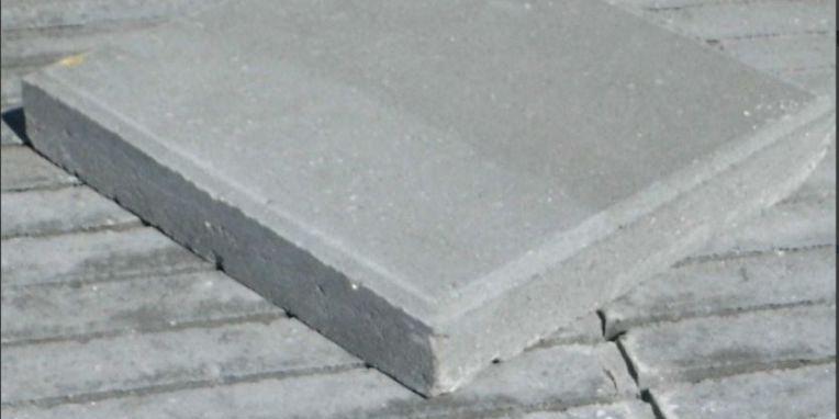 Tegel 30x30x4,5 cm grijs met deklaag (4x4x4) (120 stuks per pak)